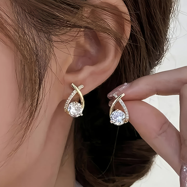 Boucles d'oreilles à puce avec croix dorée et zirconiums