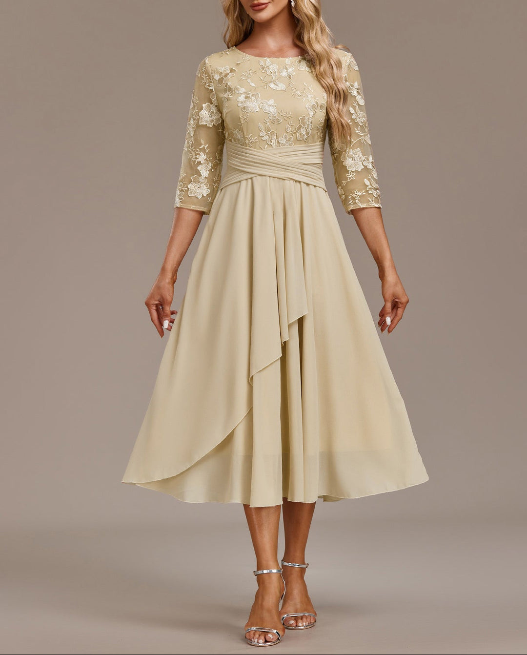 Elin™ - Robe champagne avec de délicates broderies