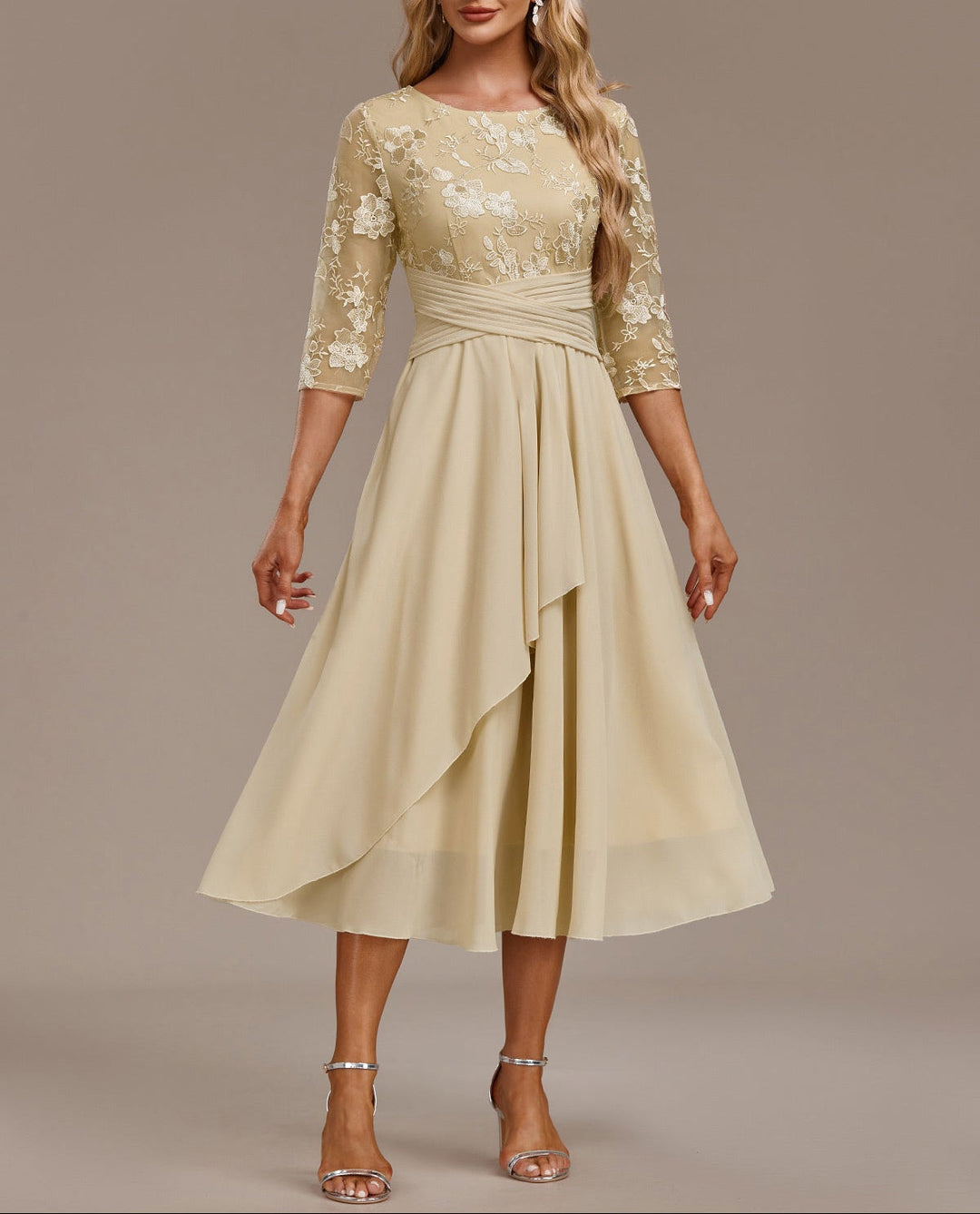 Elin™ - Robe champagne avec de délicates broderies