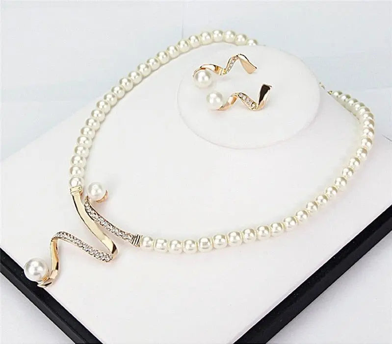 Ensemble collier et boucles d'oreilles avec perles naturelles